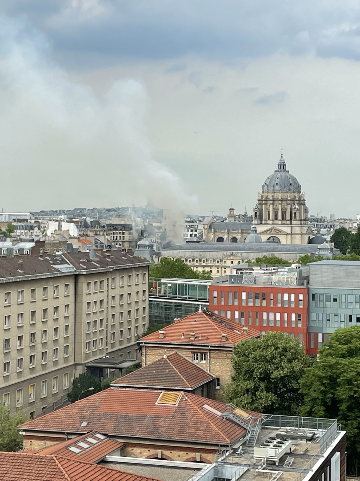Vue sur le dôme du Val-de-Grâce depuis l'hôpital Cochin, Paris